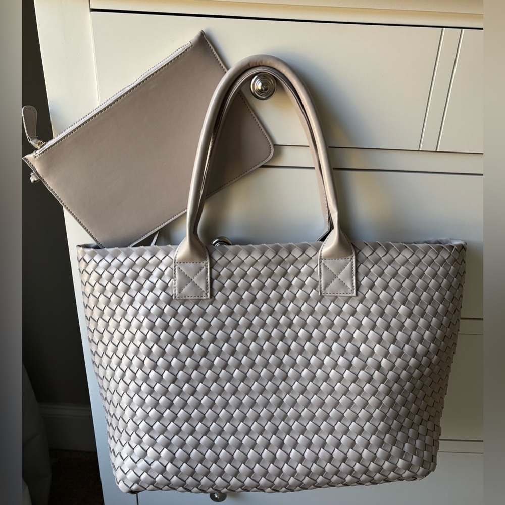 EXPRESSIONS NYC Vegan Tote Bag LIKE NEW with pouch